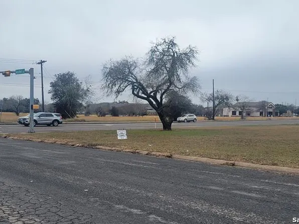 900 E Houston, Beeville 78102