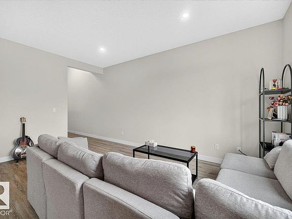 5th image of 100 Meadowland Cres