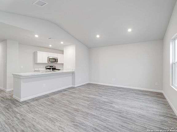 5th image of 712 Mariposa Circle