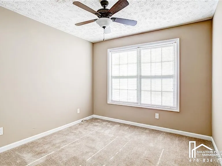 709 Bedford Ct — Photo 16