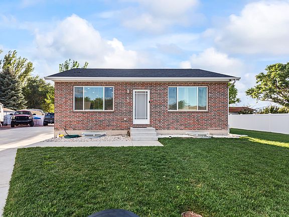 2nd image of 624 Desert Willow Cir