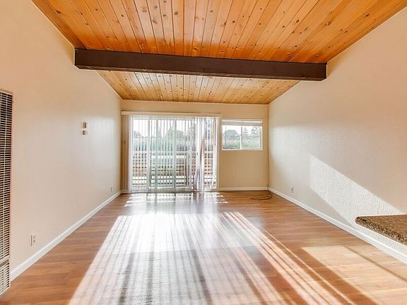 5th image of 22555 Linden St APT 11