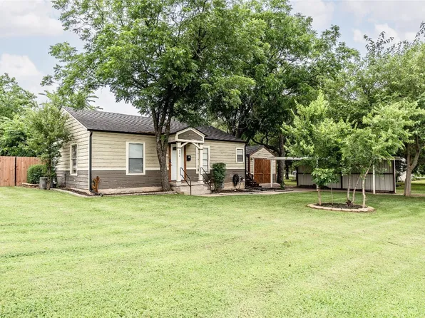 606 E Mesquite St, Nocona, TX 76255