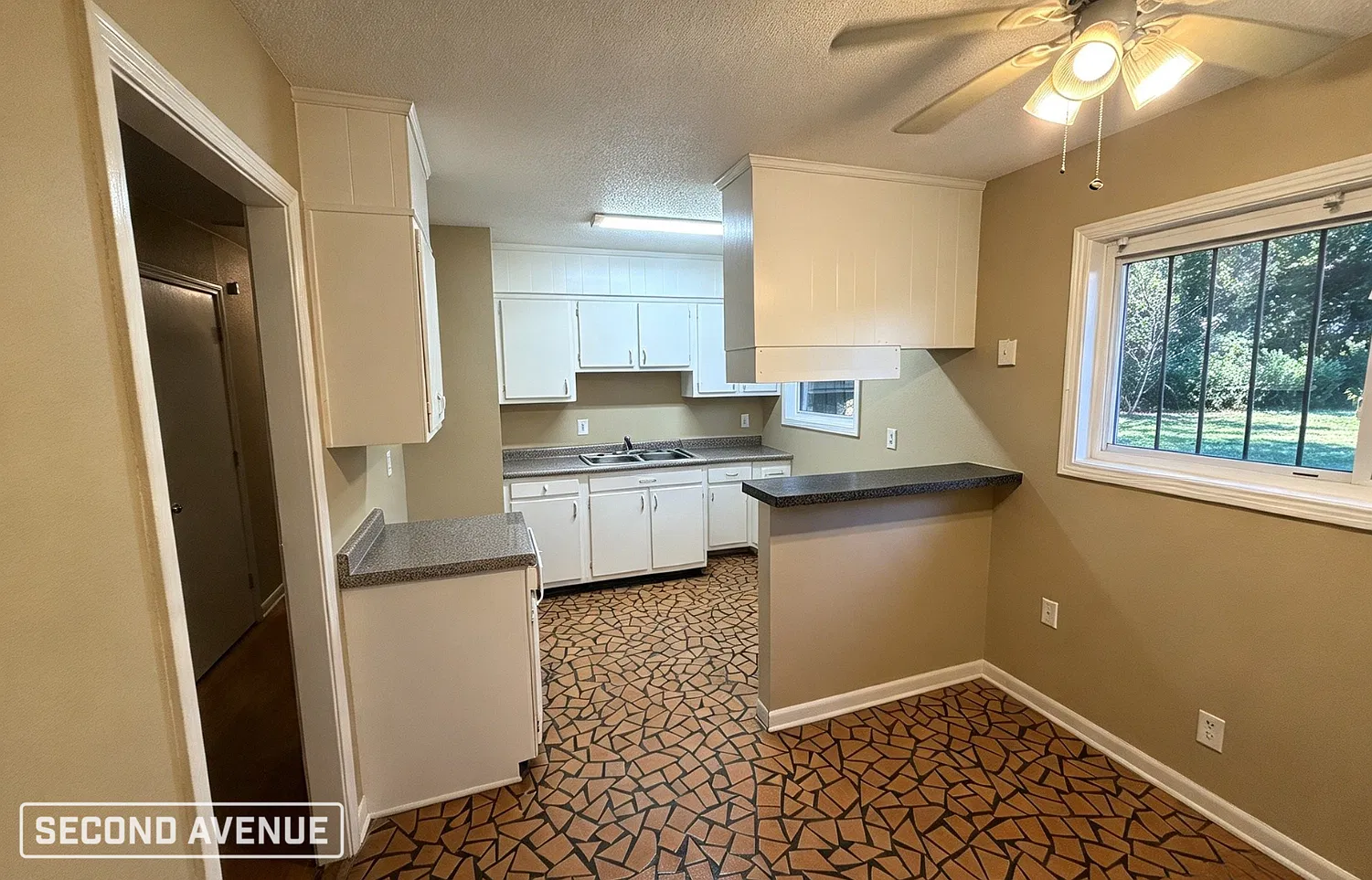 3 bed, 1.0 bath, 888 sqft, $1,199 — Photo 3