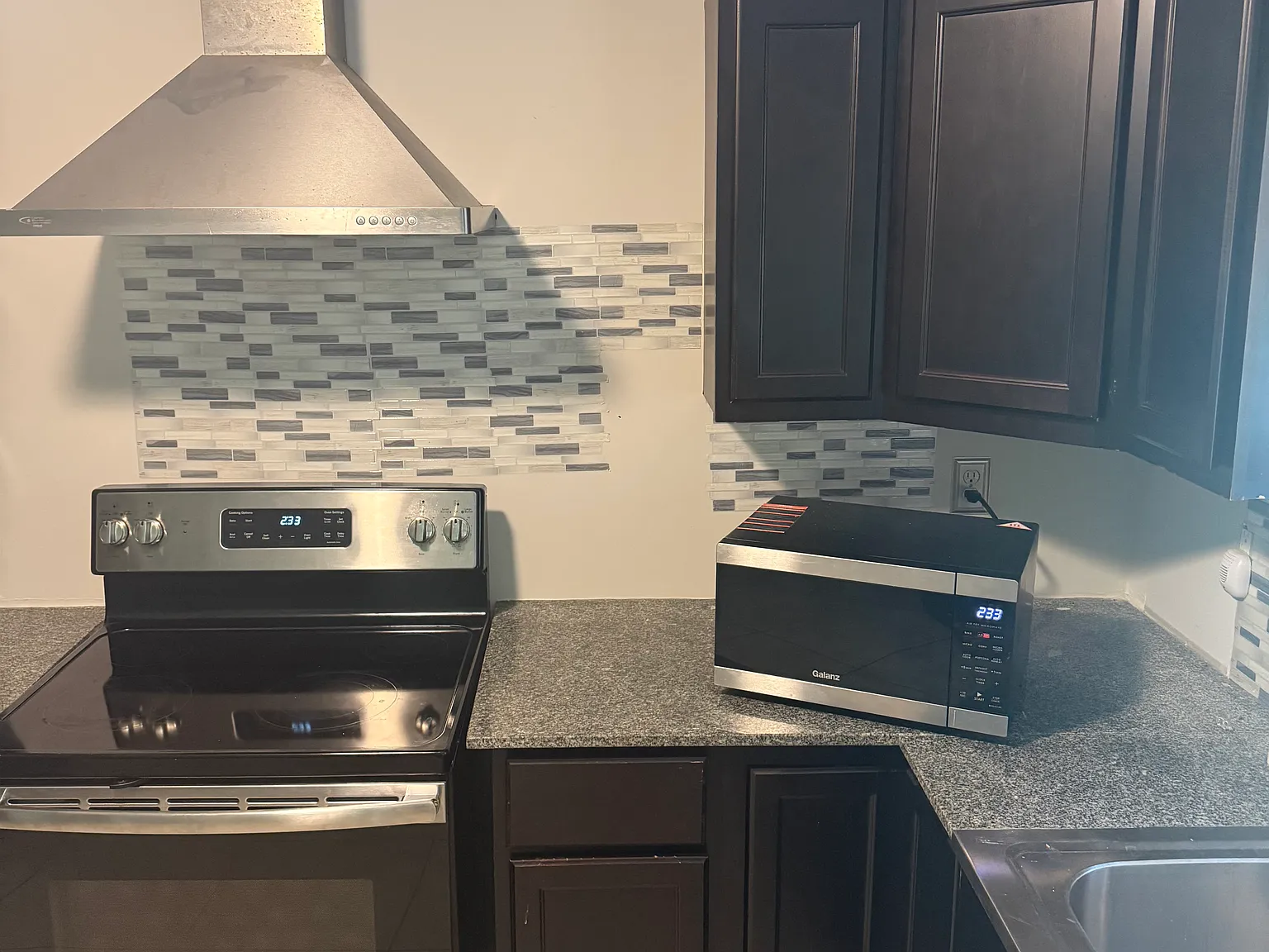 3 bed, 1.5 bath, 1063 sqft, $1,650 — Photo 3
