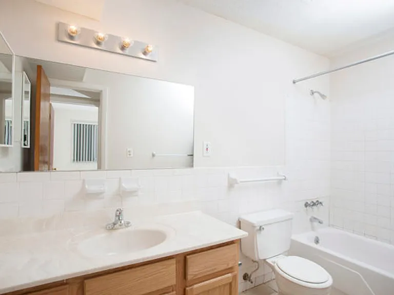 217 W Broadway — Photo 31