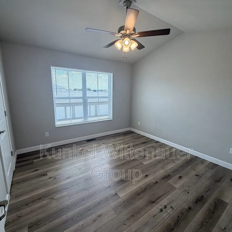 2 bed, 2.5 bath, 1300 sqft, $1,650 — Photo 2