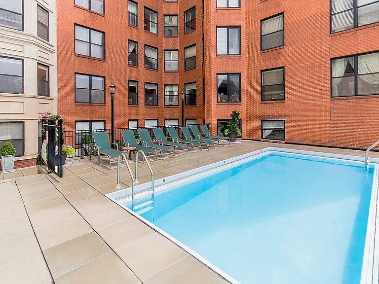 390 Commonwealth Ave — Photo 17
