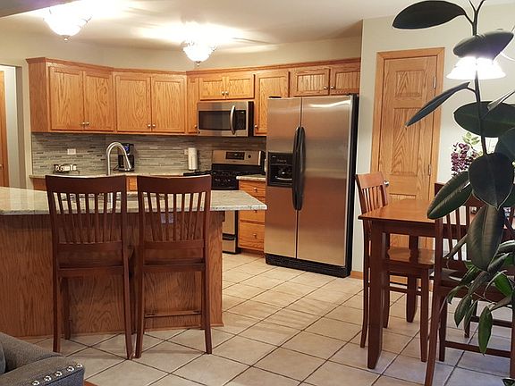 3rd image of 1665 Carriage Ln