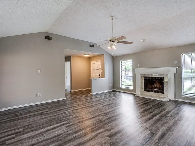 824 Simon Dr — Photo 2