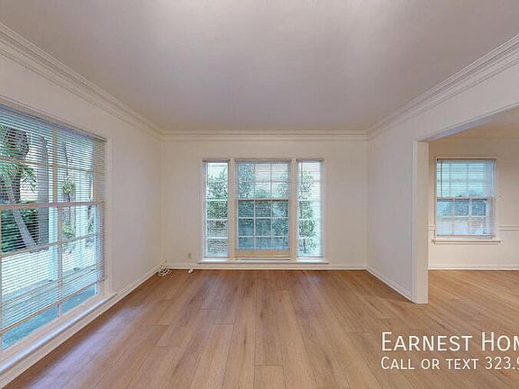 3rd image of 127 N Doheny Dr #1