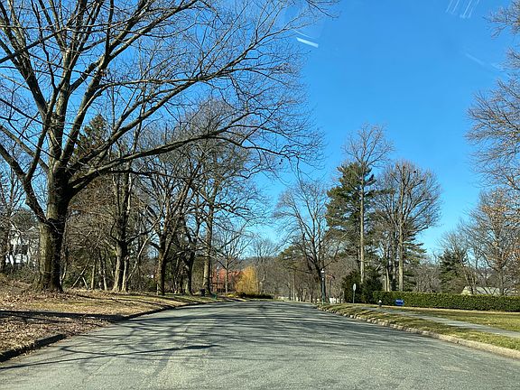 5th image of 150 Montrose Ave