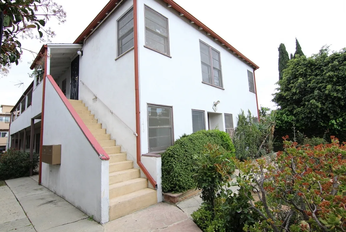 Building Photo - 1410 N Kenmore Ave #8