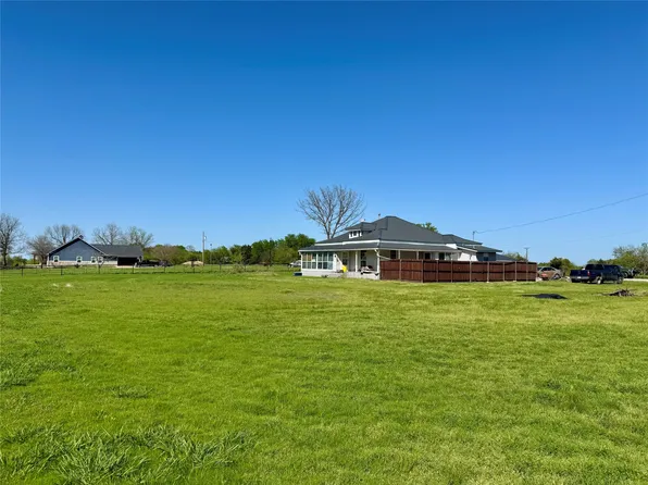 210 E Warren St, Wolfe City, TX 75496