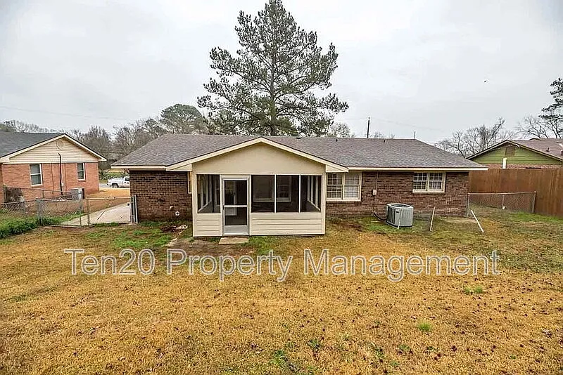 3 bed, 2.0 bath, 1425 sqft, $1,450 — Photo 2