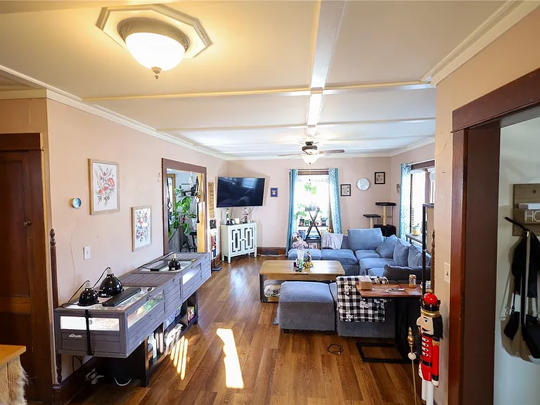 220 Kingsbury Ave — Photo 4
