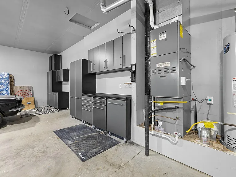 12805 W Berghan St — Photo 37