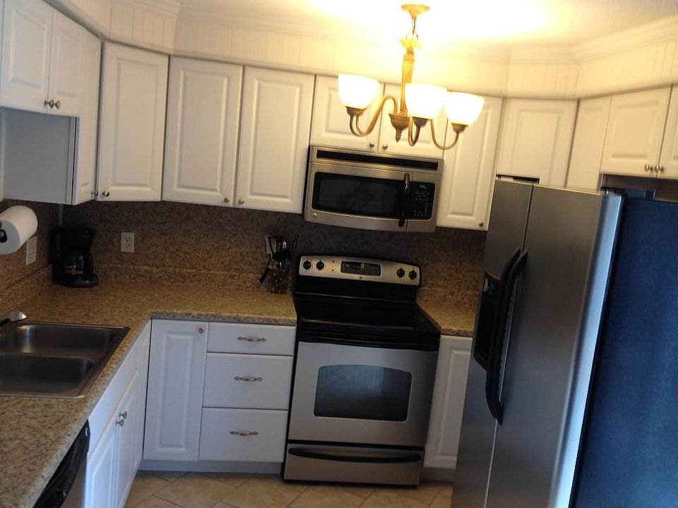 SPACIOUS EAT-IN KITCHEN