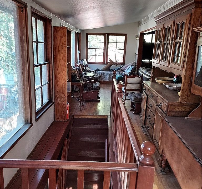 1st image of 182 Hansen Cir W