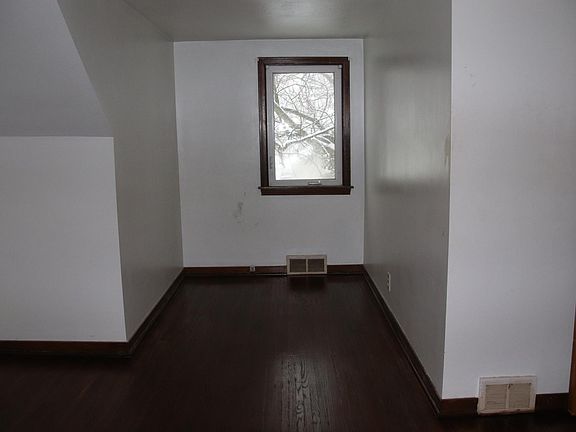 3rd image of 25 Lamont Dr #House