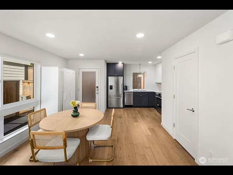 4028 5th Ave NE — Photo 5