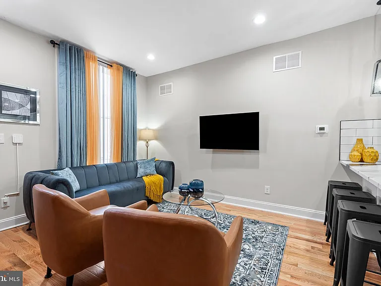 2219 E Chase St — Photo 12