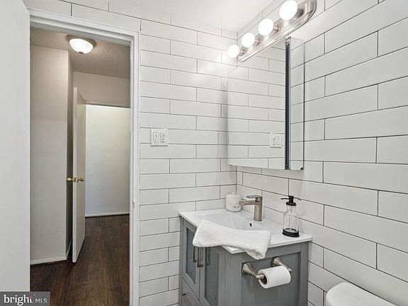 3rd image of 2101 Chestnut St APT 901