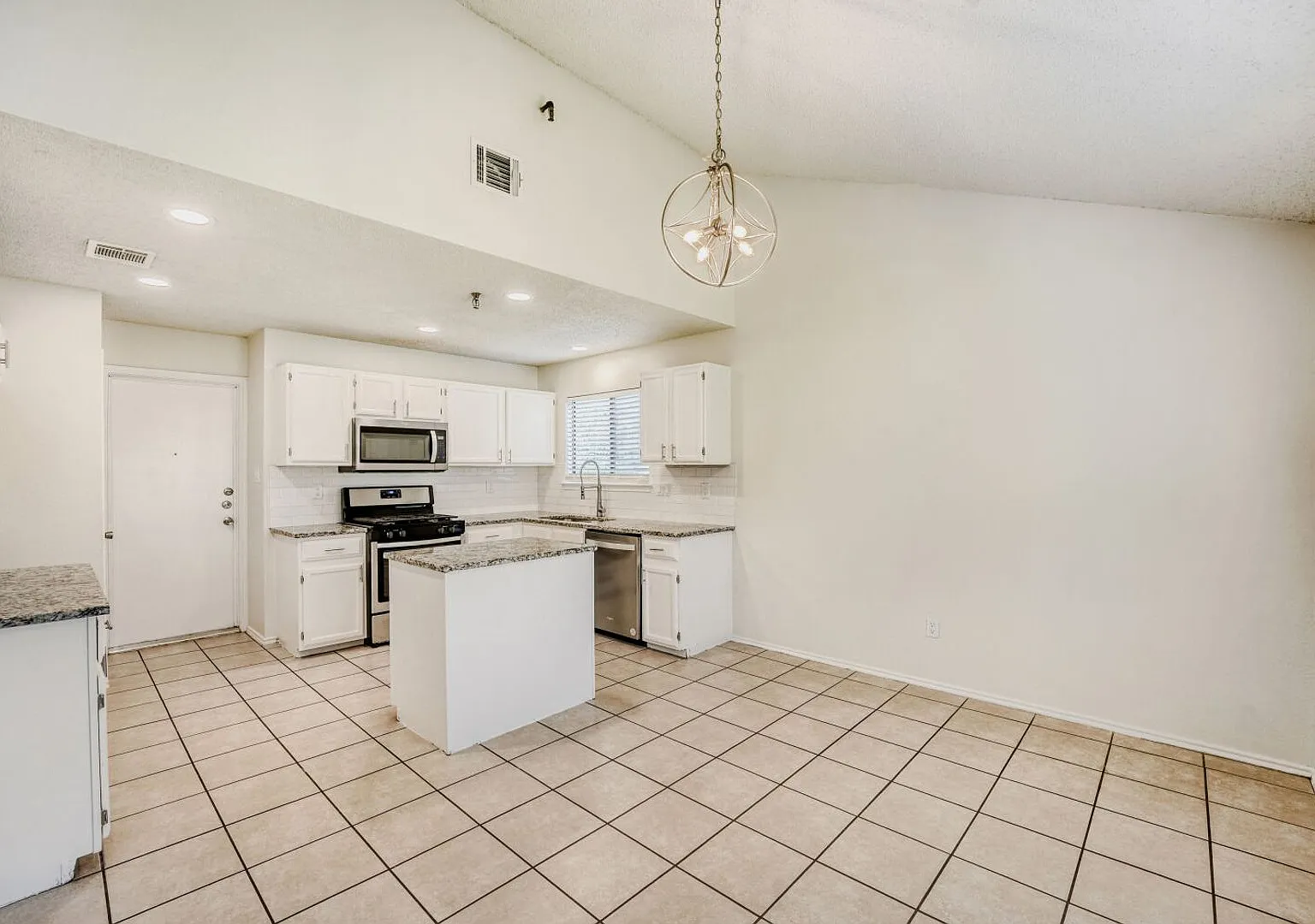 Single story 3 bedroom 2 bath home in Gracywoods — Photo 3