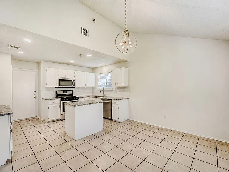 11922 Meadowfire Dr — Photo 3