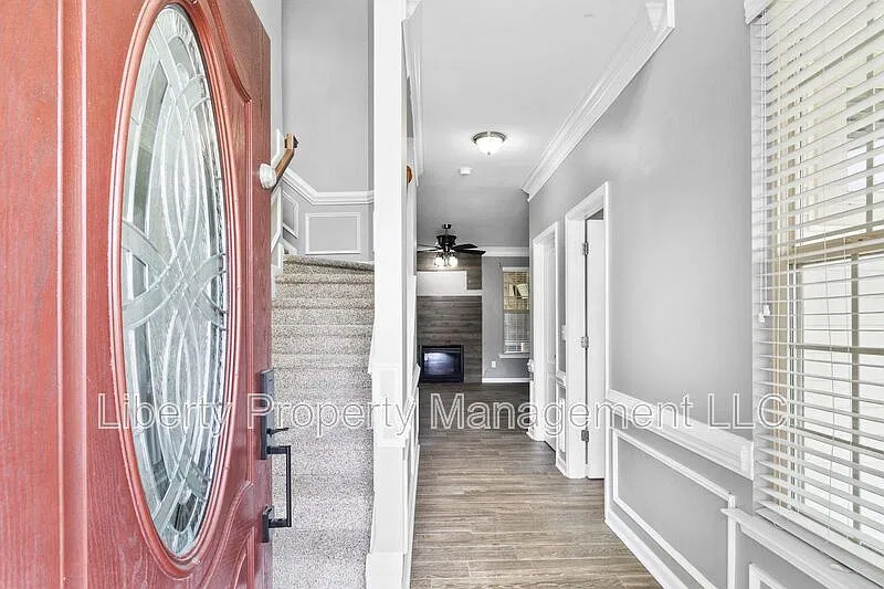 4 bed, 2.5 bath, 1940 sqft, $1,950 — Photo 3