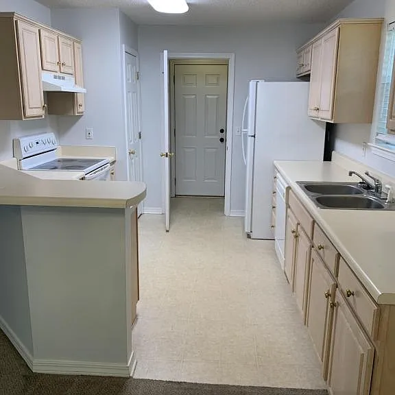3236 Maplewood Dr — Photo 6