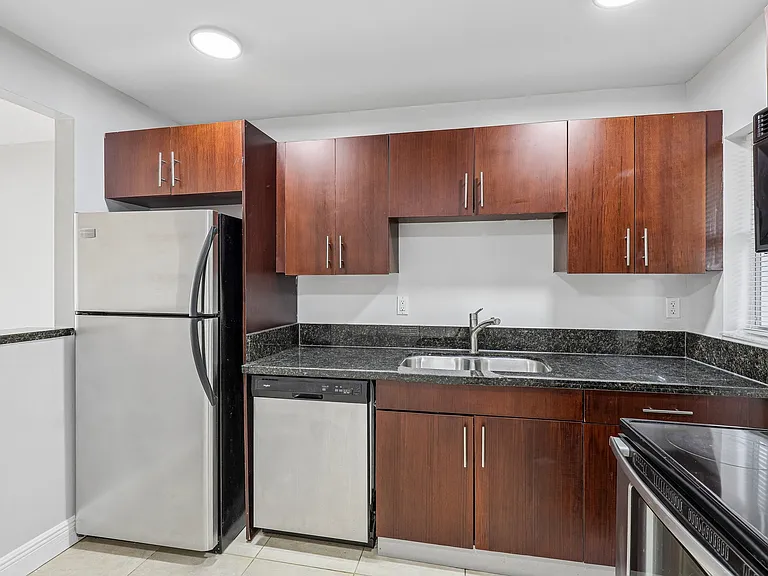 The Oaks Condominium — Photo 23