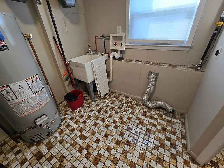 318 E 54th St #2 — Photo 18