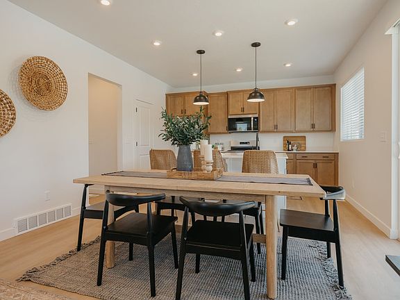 3rd image of 943 W Columbia Ct #105