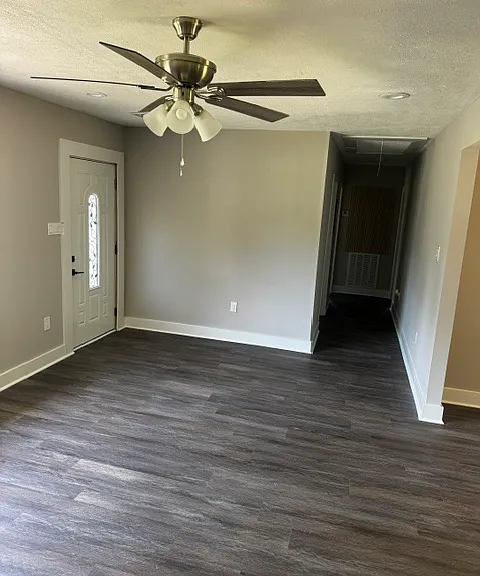 2841 Hawthorne Dr — Photo 2