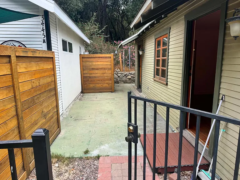 3445 Montrose Ave — Photo 10