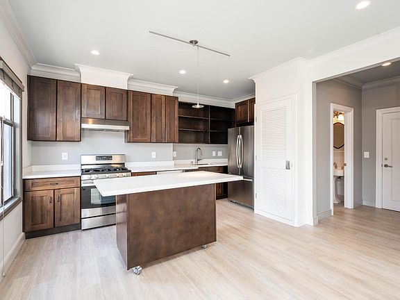 2nd image of 3300 Laguna St #12
