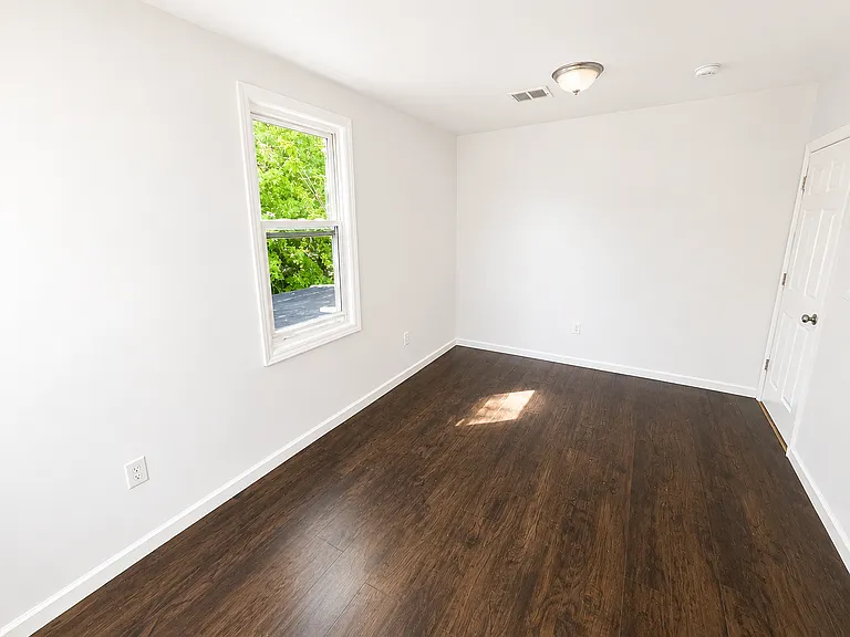 37 Seymour Ave — Photo 11