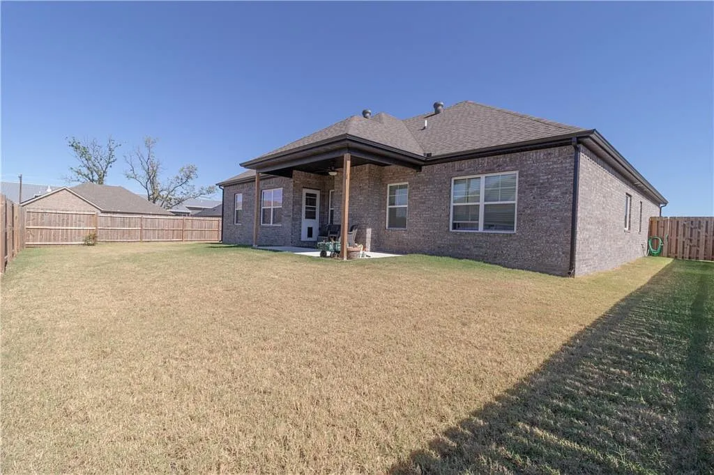 4 bed, 1910 sqft, $2,100 — Photo 2