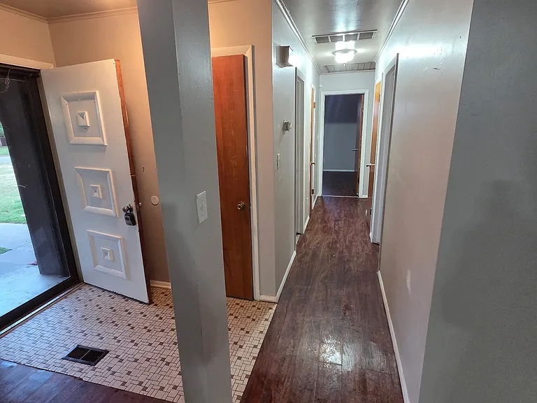 2402 S Hickory Ave — Photo 4