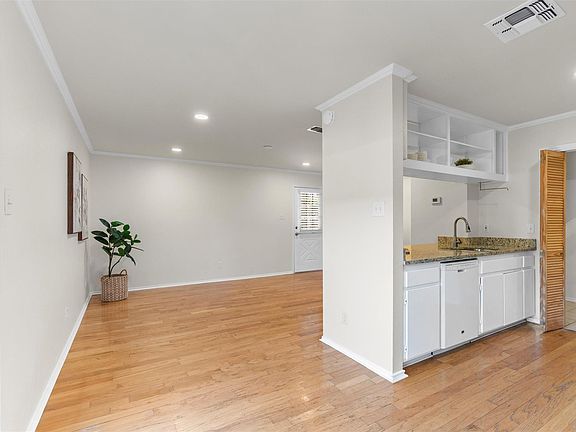 3rd image of 900 Taulbee Ln APT 109