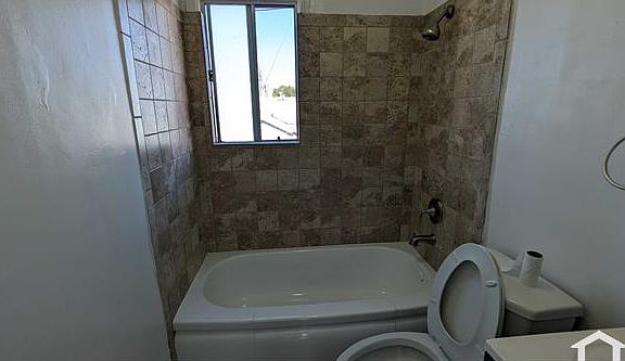 5th image of 945 W 55th St