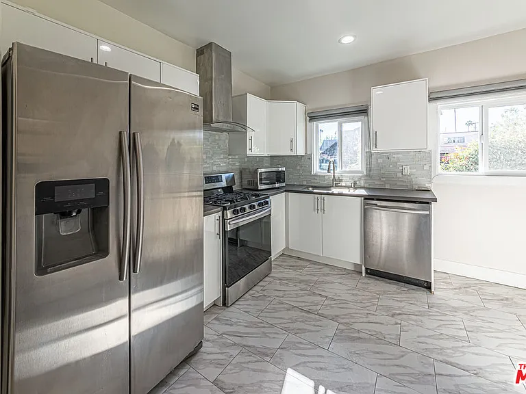 801 N Alexandria Ave — Photo 2