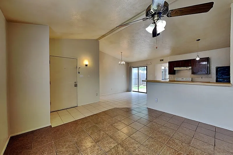 2 bed, 1.0 bath, 900 sqft, $1,525 — Photo 2