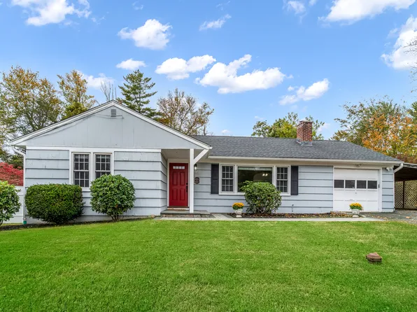 5 Fleetwood Drive, Newtown, CT 06482