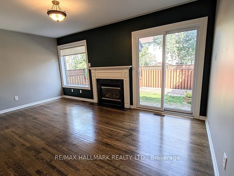 441 Heddle Cres N — Photo 3