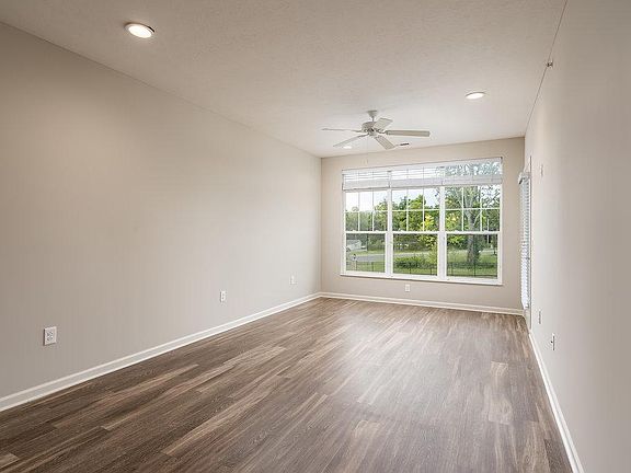 2nd image of 521 Magnolia Ln