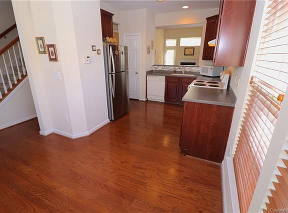 3rd image of 1821 Lookout Ln