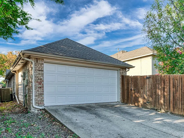 1621 Oak Brook Ln — Photo 34