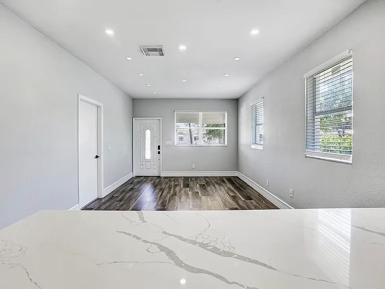 724 SW 9th St — Photo 12